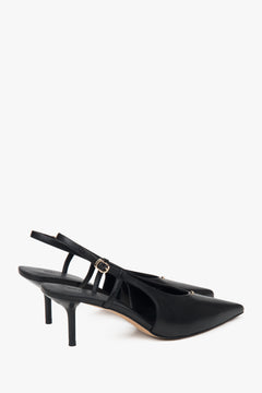 Na stabilnej szpilce, czarne czółenka damskie z odkrytą piętą typu slingback Estro.