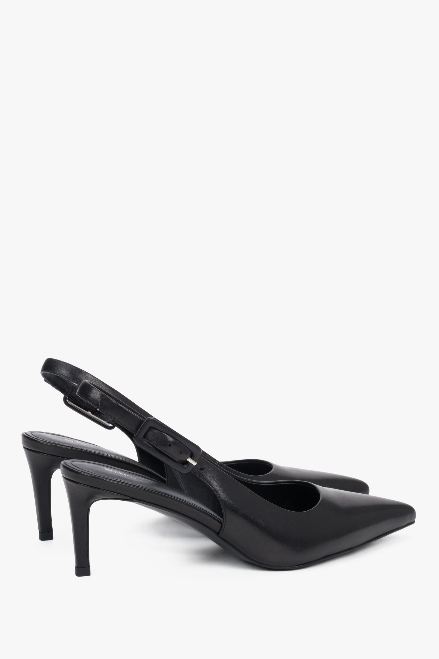 Czarne czółenka damskie Estro, typu slingback, ze skóry naturalnej, na stabilnej szpilce.