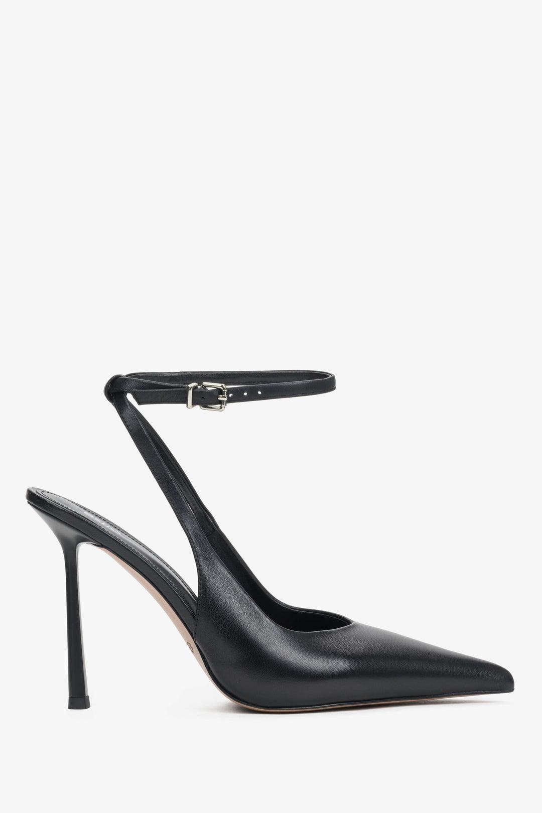 Czarne czółenka damskie z odkrytą piętą typu slingback ze skóry naturalnej.