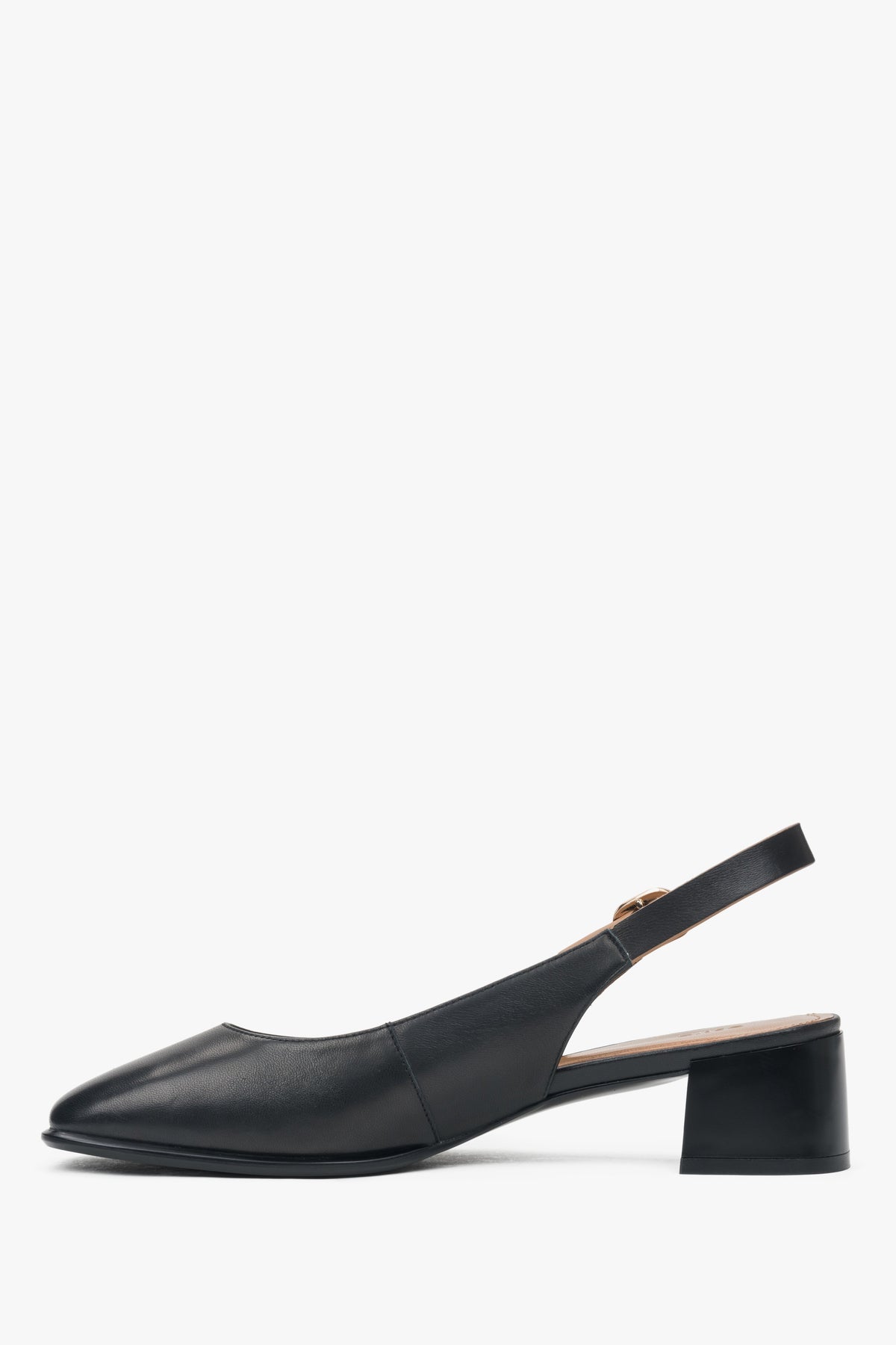 Stylowe czółenka damskie Estro w kolorze czarnym, typu slingback, osadzone na komfortowym, niskim obcasie. 