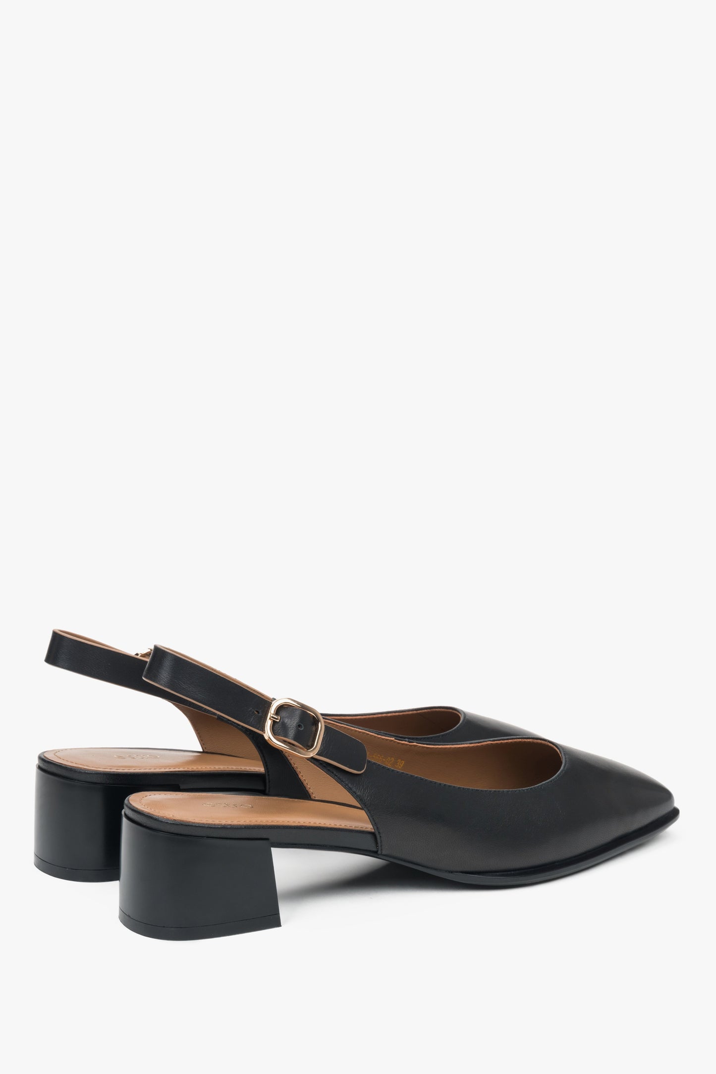 Klasyczne czarne czółenka damskie Estro, typu slingback, na niskim obcasie.