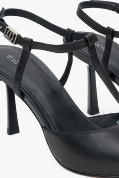 Czarne czółenka damskie typu slingback na szpilce z czubkiem w szpic od Estro.
