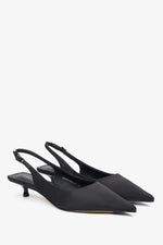 Stylowe czarne czółenka damskie Estro, uszyte z delikatnych tekstyliów, typu slingback, osadzone na wygodnym, niskim obcasie.