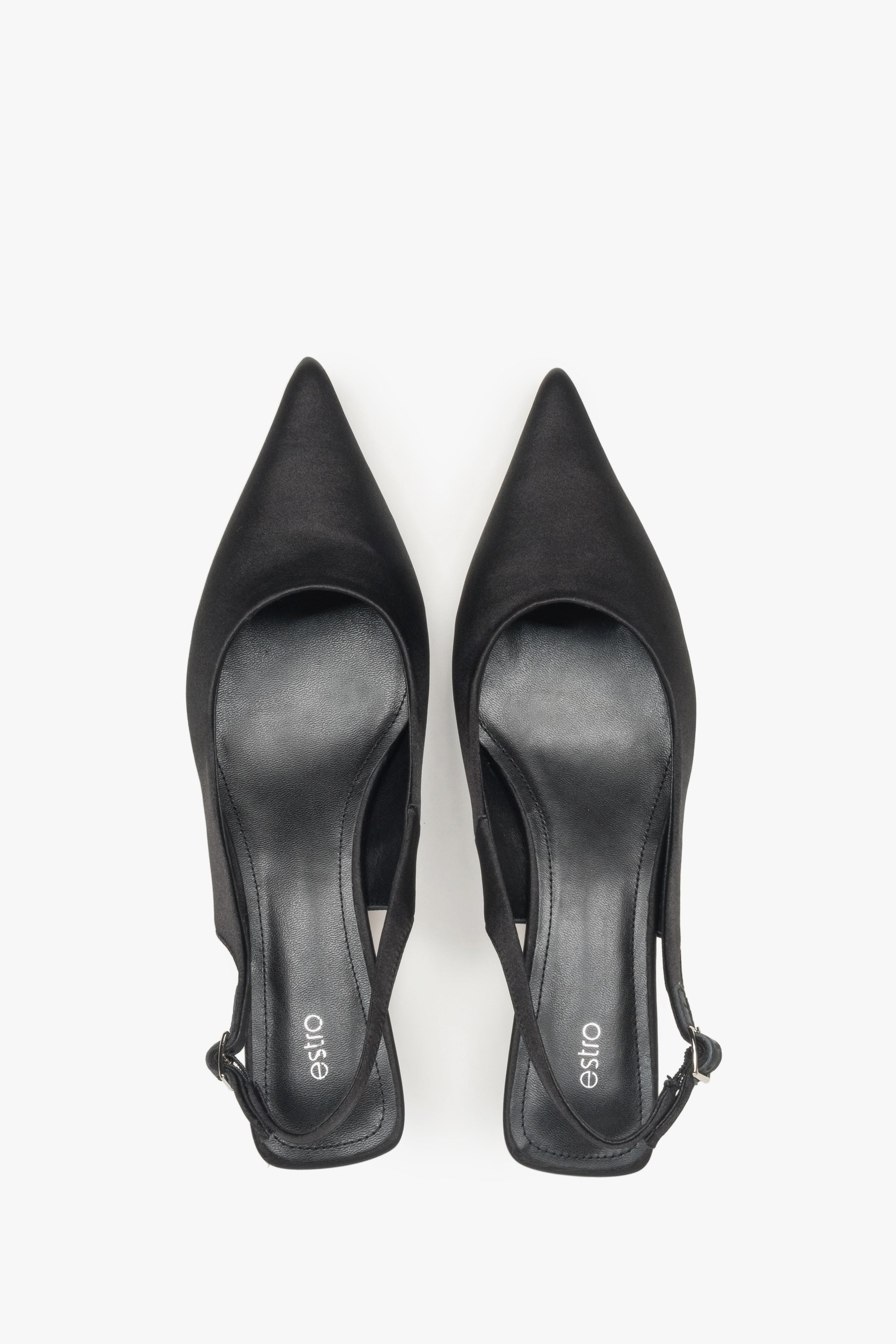 Ponadczasowe czarne czółenka damskie Estro, wykonane z miękkich tekstyliów, typu slingback i na niskim obcasie.
