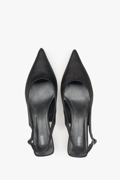 Ponadczasowe czarne czółenka damskie Estro, wykonane z miękkich tekstyliów, typu slingback i na niskim obcasie.