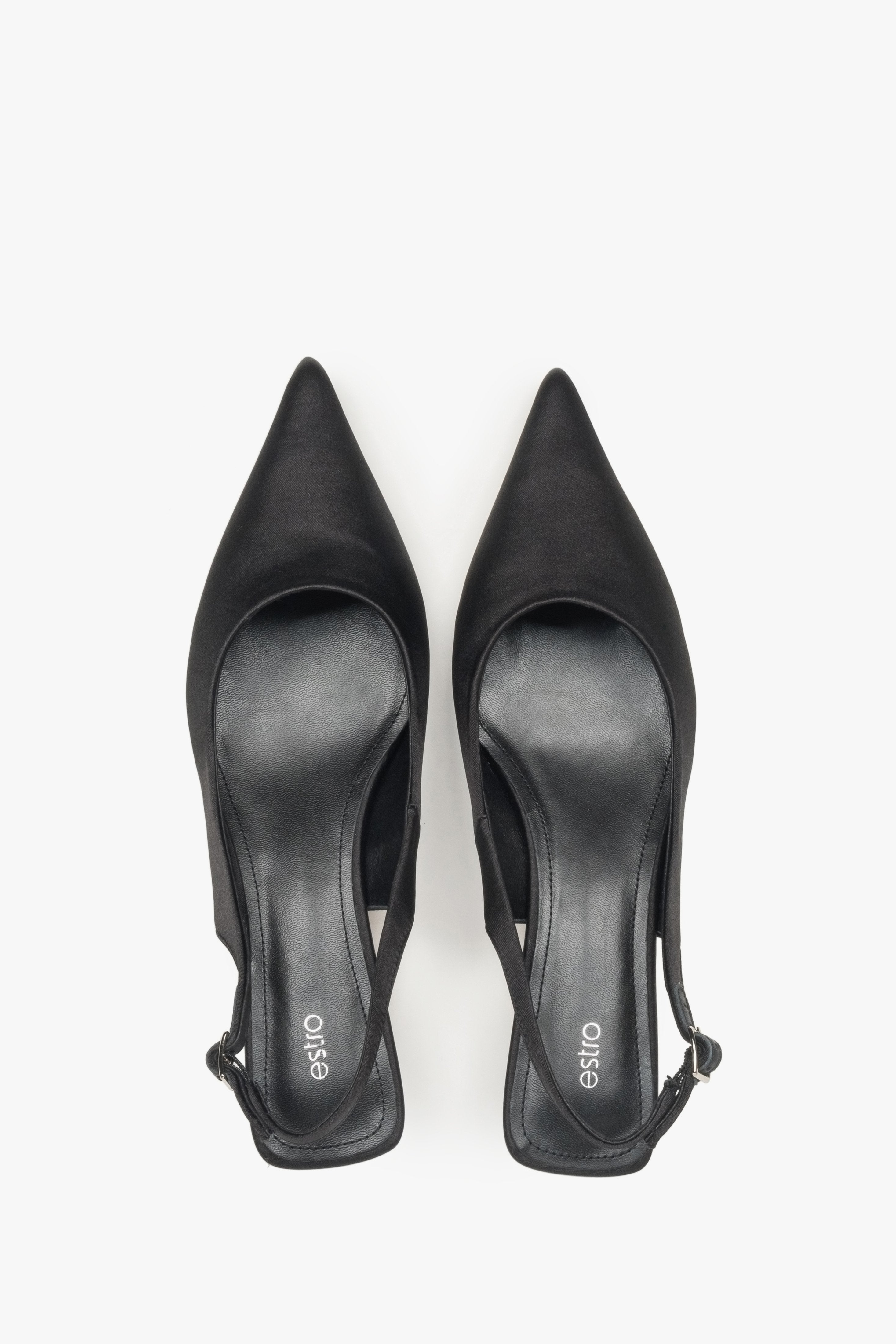 Ponadczasowe czarne czółenka damskie Estro, wykonane z miękkich tekstyliów, typu slingback i na niskim obcasie.