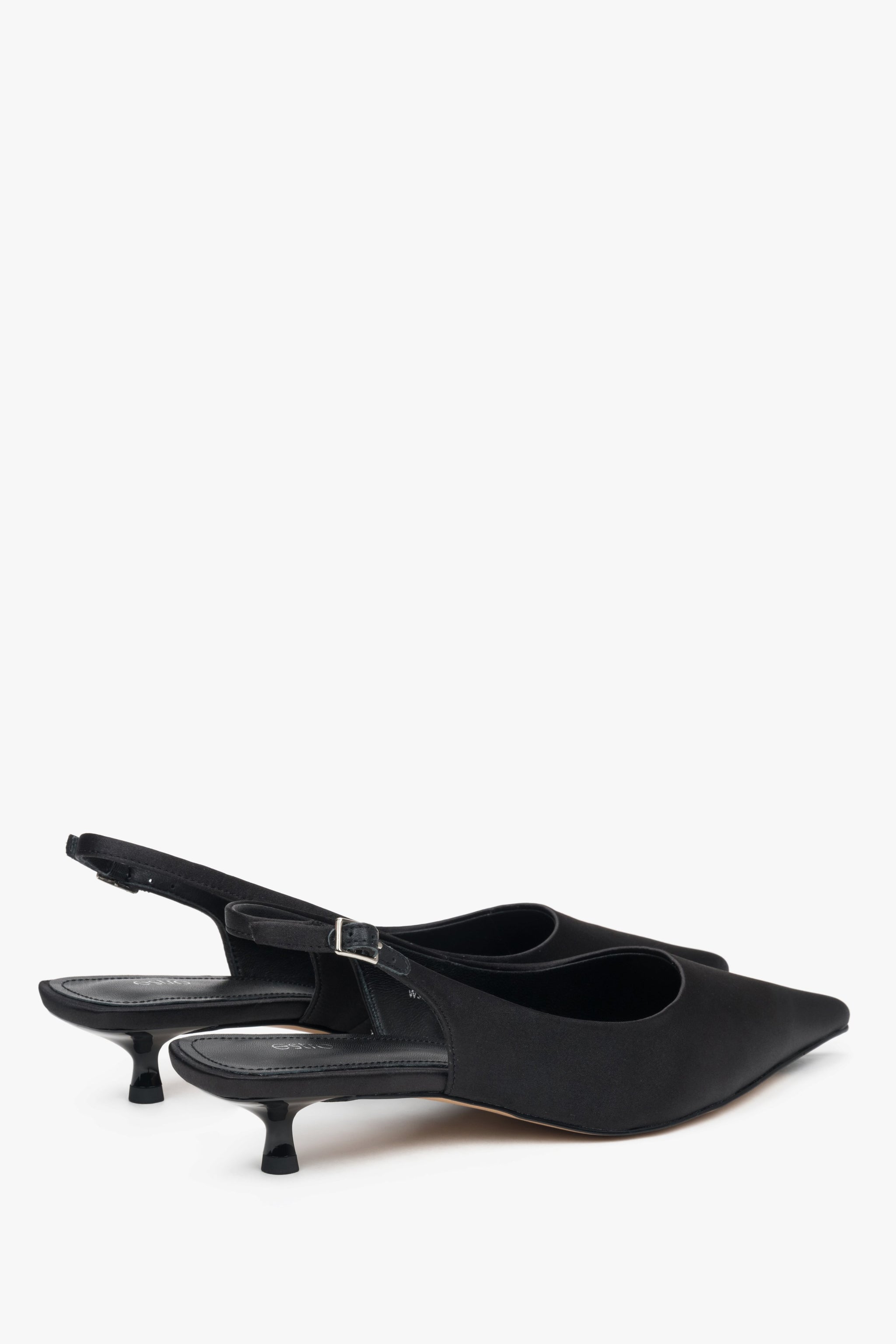 Czarne czółenka damskie typu slingback na niskim obcasie z miękkich tekstyliów od Estro.