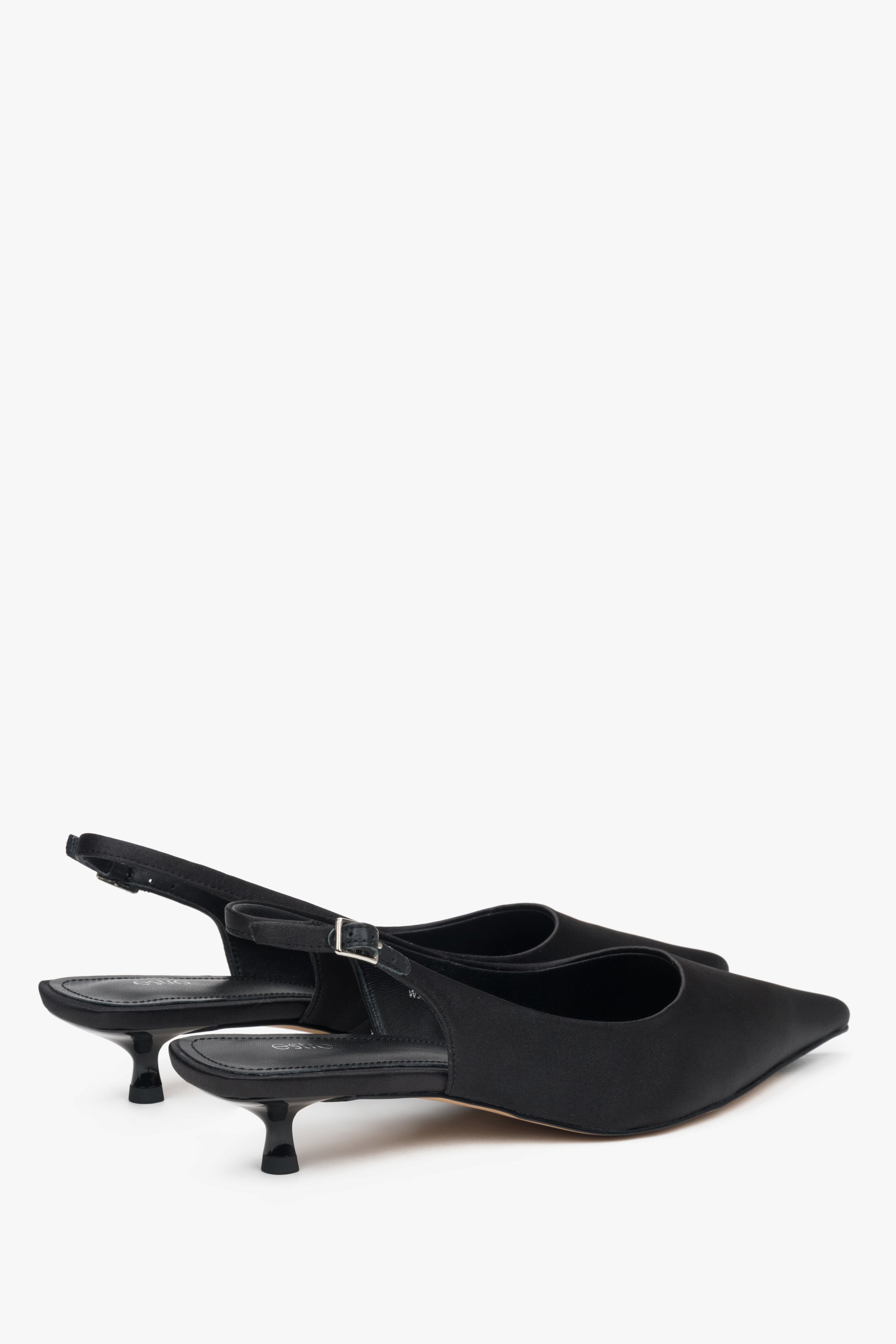 Czarne czółenka damskie typu slingback na niskim obcasie z miękkich tekstyliów od Estro.