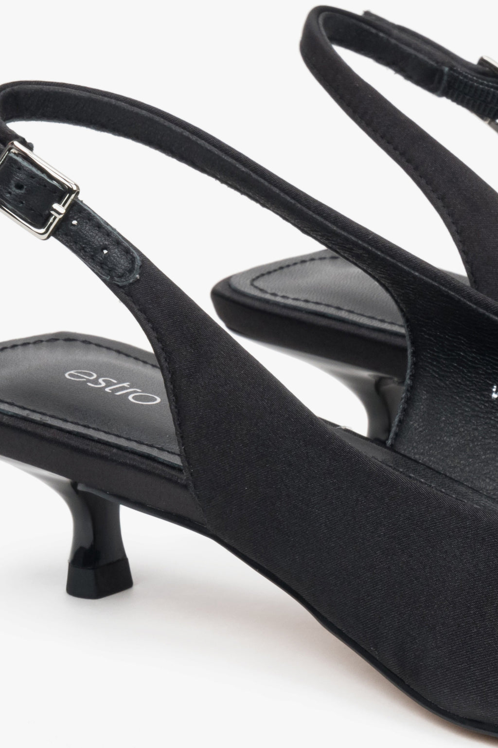 Czółenka damskie Estro w kolorze czarnym, wykonane z miękkich tekstyliów, o fasonie slingback i na niskim obcasie.