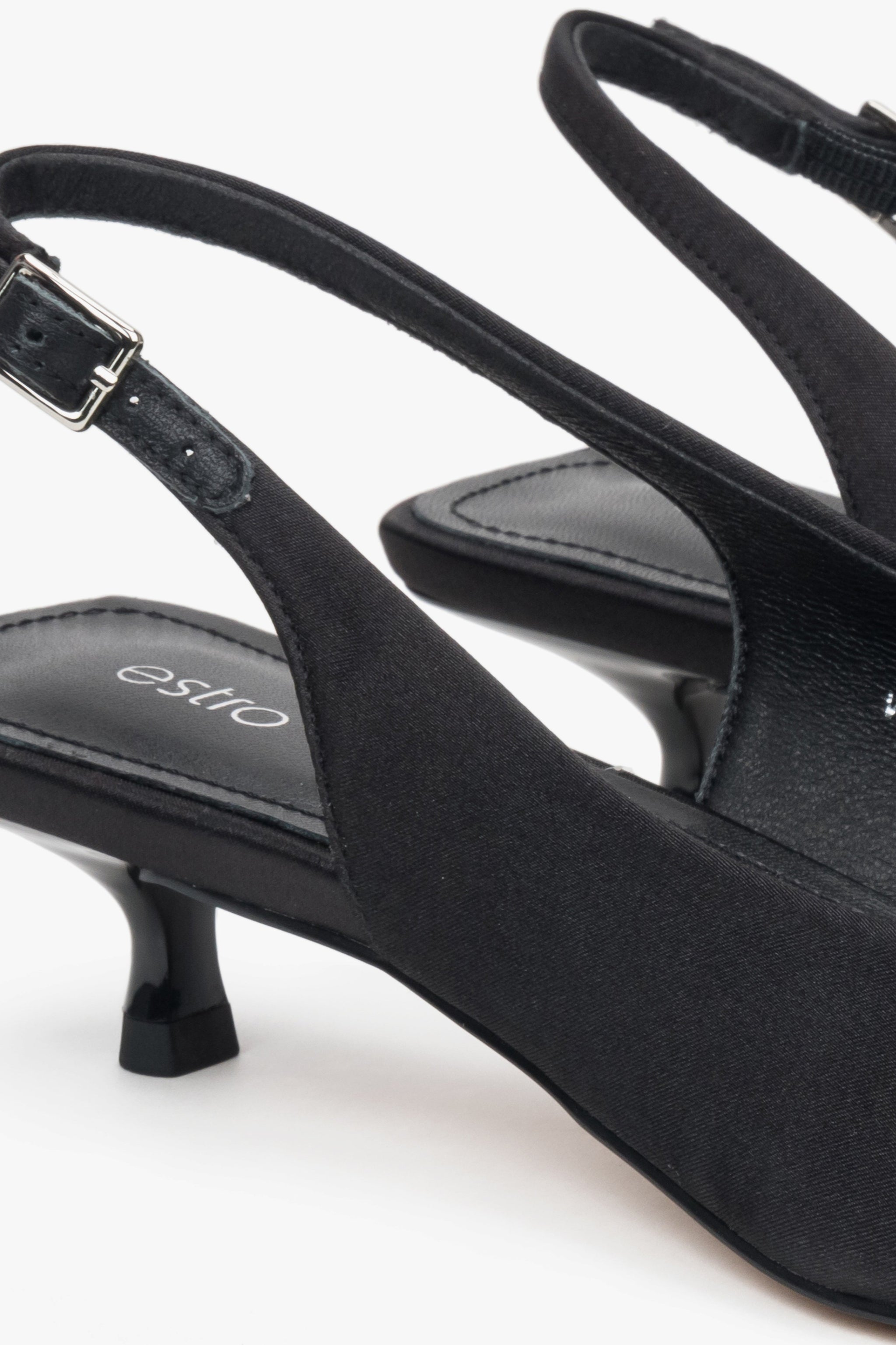 Czółenka damskie Estro w kolorze czarnym, wykonane z miękkich tekstyliów, o fasonie slingback i na niskim obcasie.