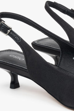 Czółenka damskie Estro w kolorze czarnym, wykonane z miękkich tekstyliów, o fasonie slingback i na niskim obcasie.