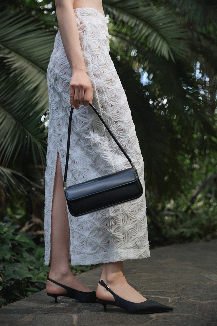 Czarne czółenka damskie typu slingback na niskim obcasie z miękkich tekstyliów Estro ER00117208.