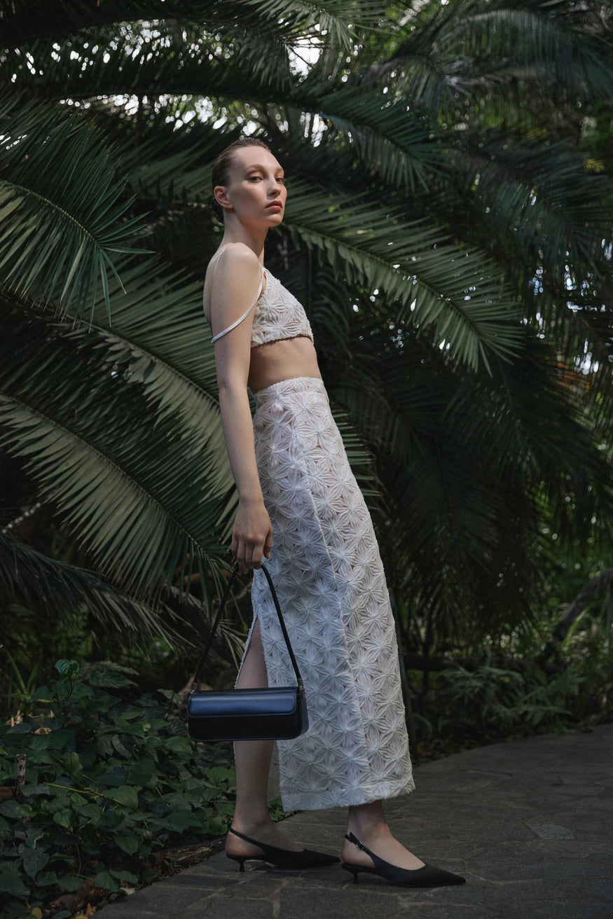 Czarne czółenka damskie typu slingback na niskim obcasie z miękkich tekstyliów Estro ER00117208.