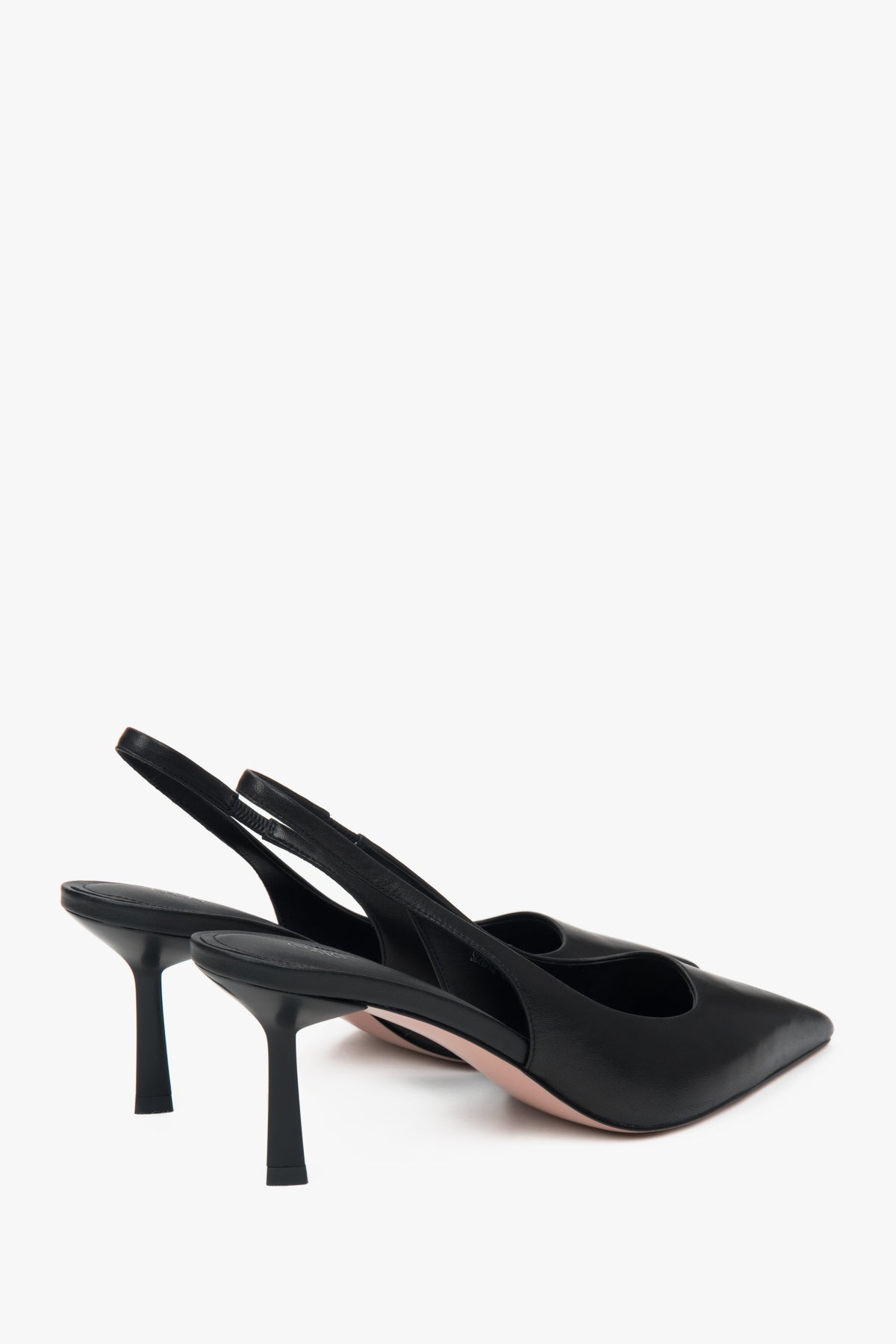 Klasyczne czarne czółenka damskie Estro, typu slingback, na wysokim obcasie - synonim elegancji i kobiecości, zbliżenie na obcas.