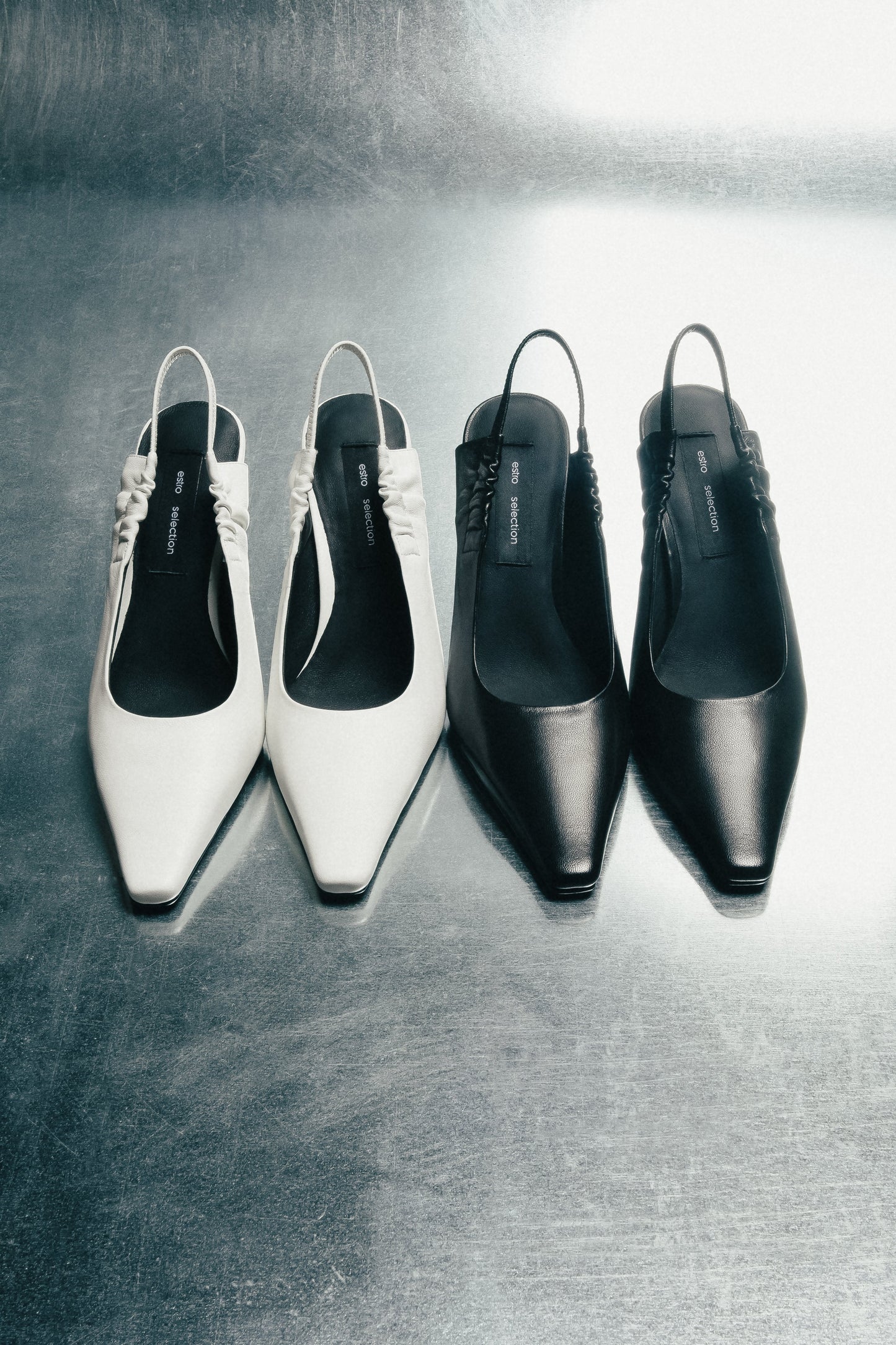 Czarne czółenka z odkrytą piętą ze skóry naturalnej.