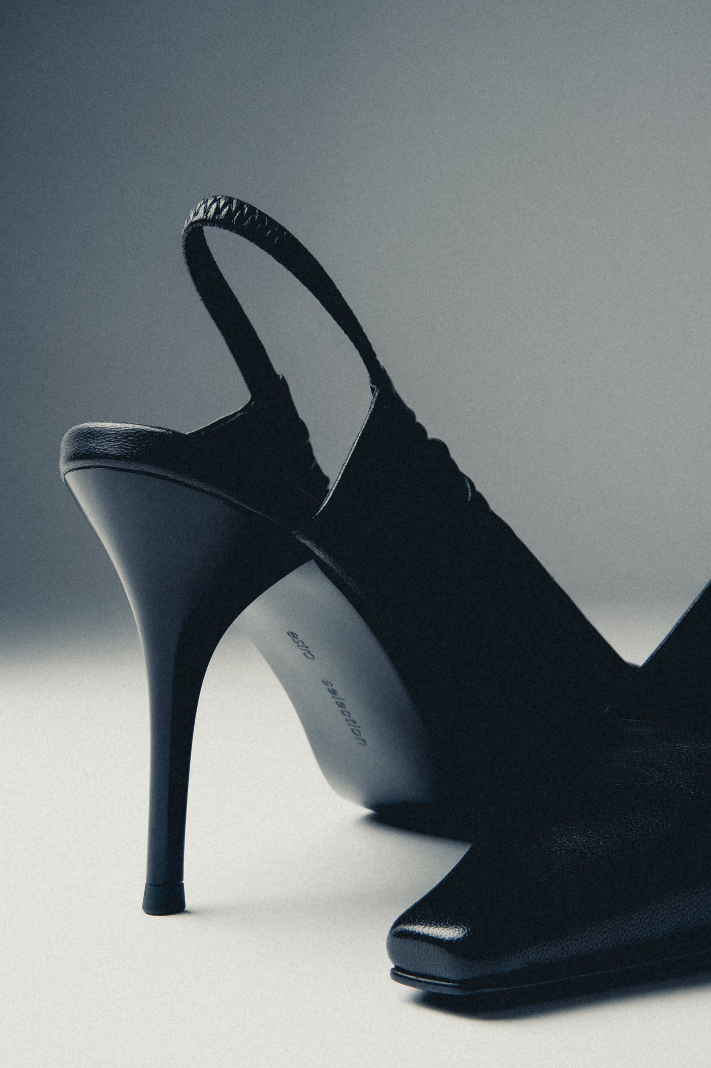 Ze skóry naturalnej, czarne czółenka damskie z odkrytą piętą Estro Selection.