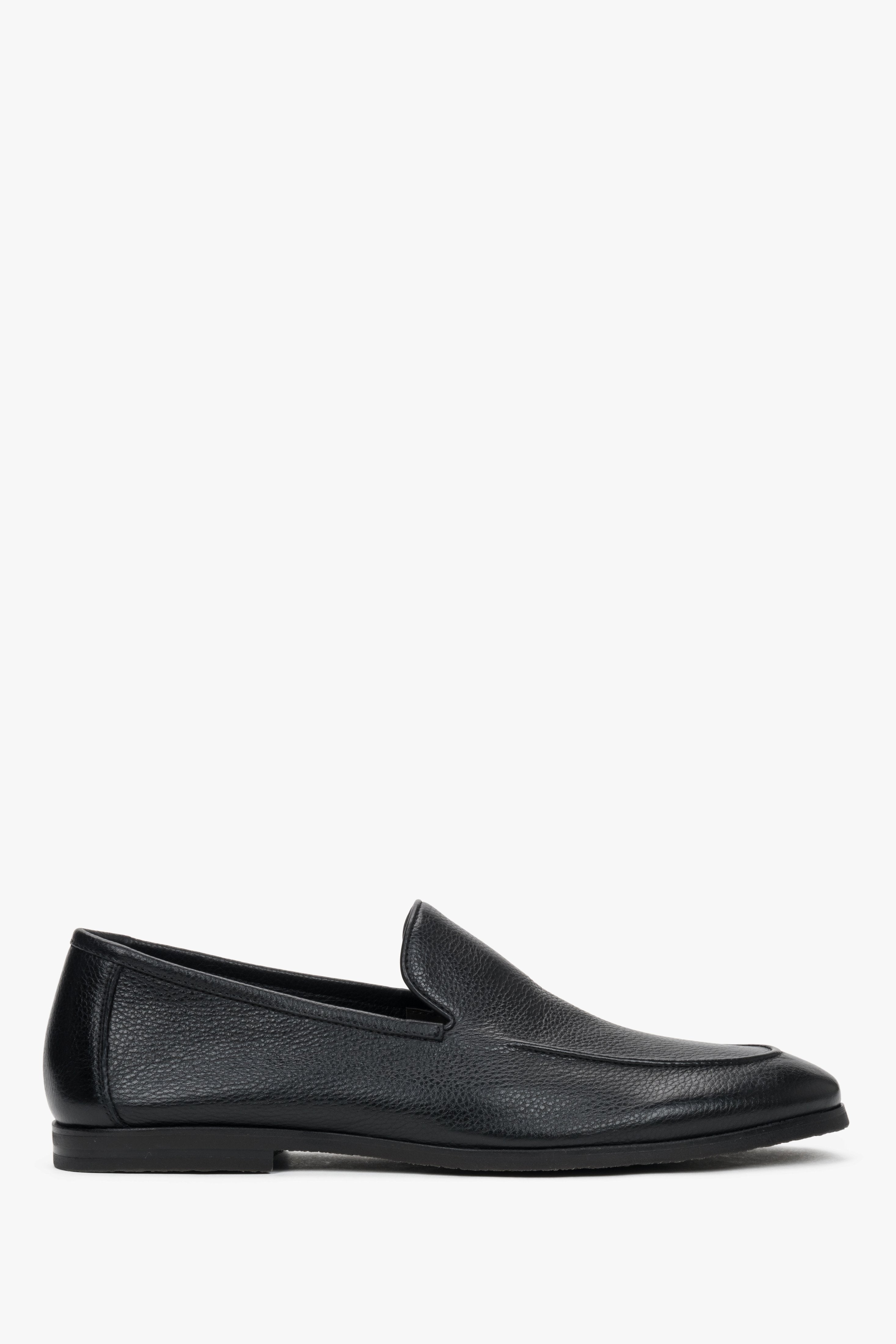 Czarne formalne loafersy męskie ze skóry naturalnej.