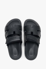 Czarne klapki damskie z regulowanym paskiem z włoskiej skóry naturalnej Premium Estro ER00117587.