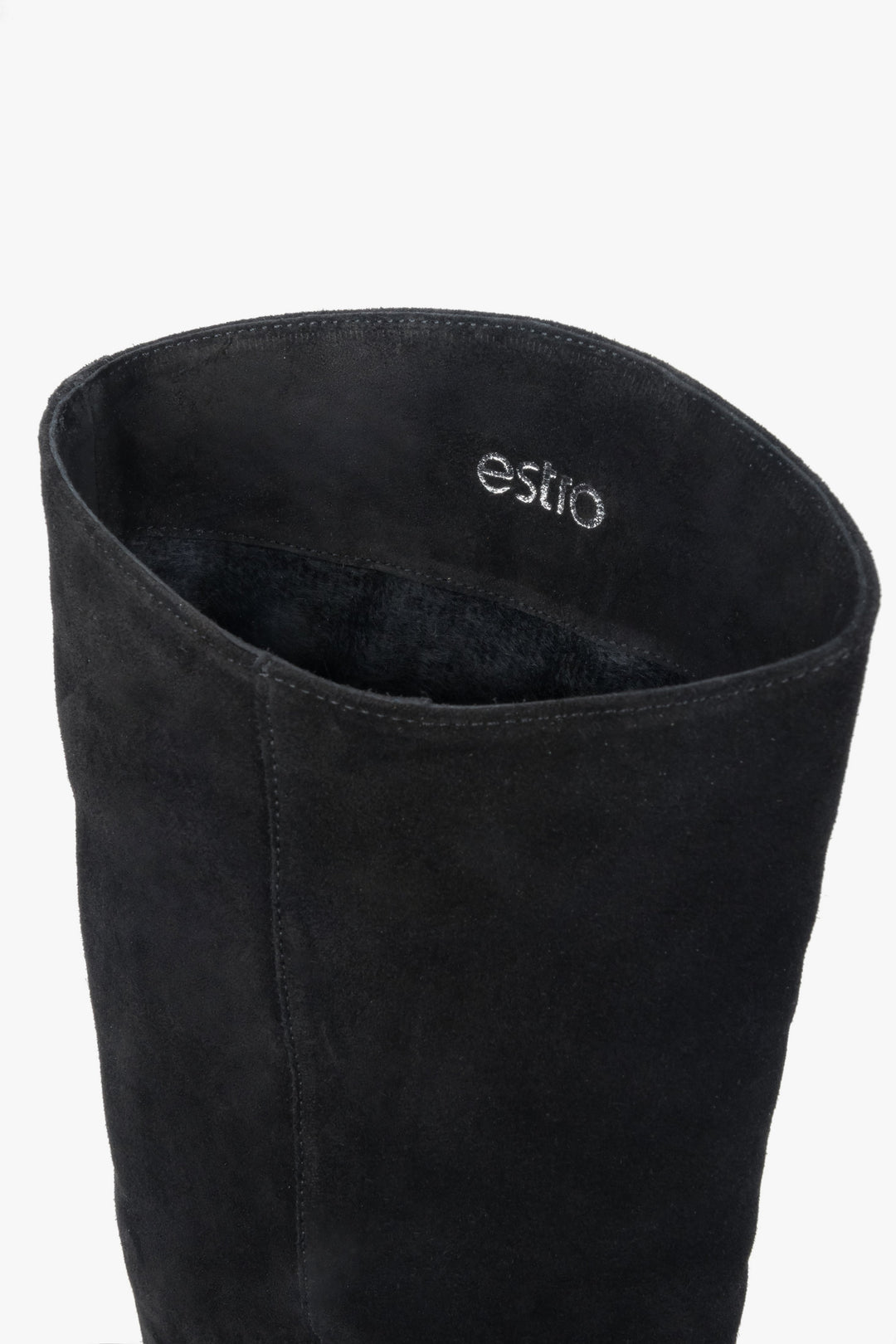 Czarne kozaki damskie z weluru naturalnego na niskim obcasie - detale.