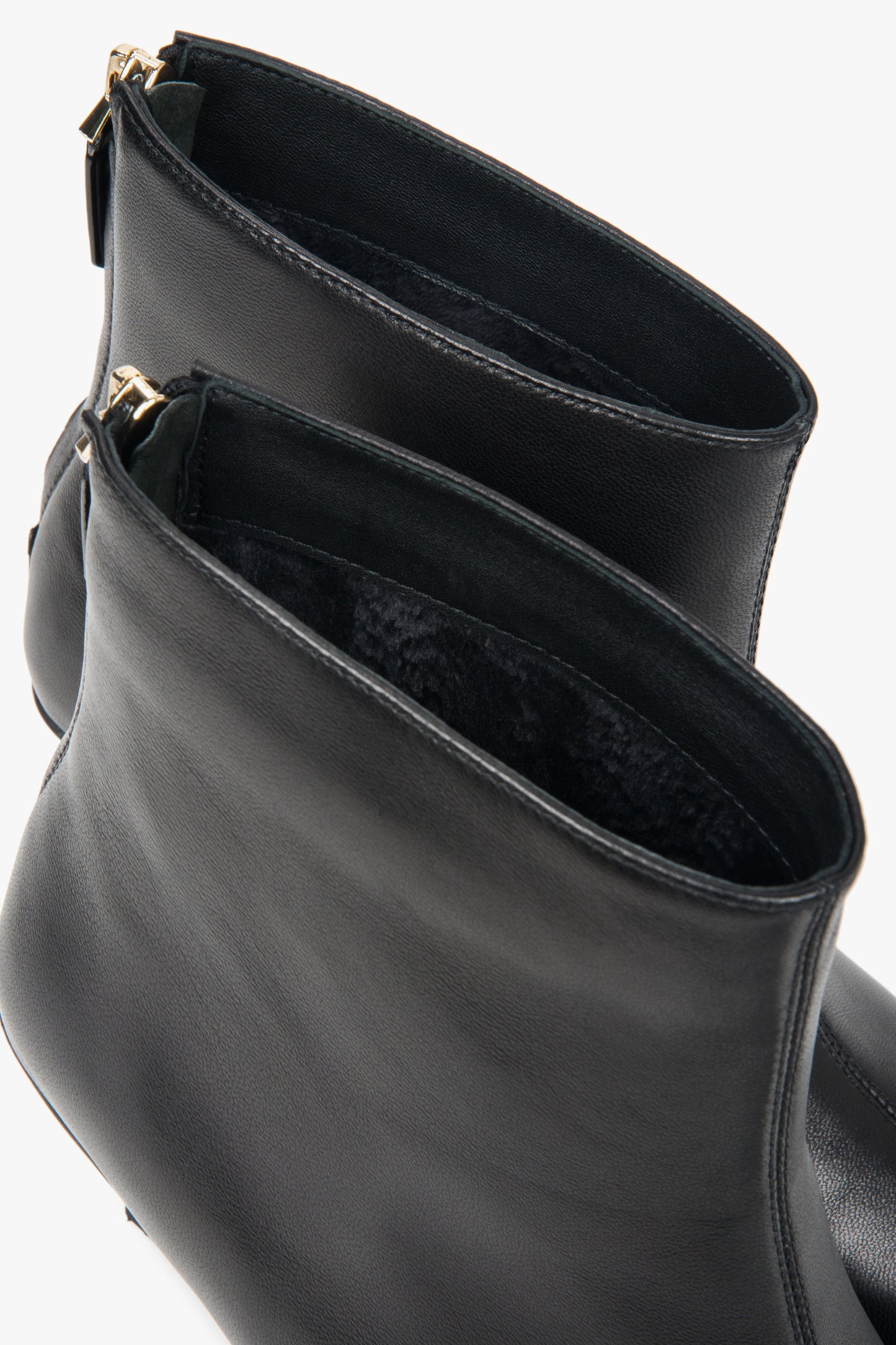 Ze skóry naturalnej, czarne, krótkie botki damskie na niskim obcasie Estro.