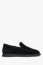 Czarne loafersy damskie na zimę z weluru naturalnego i futrzanym wsadem Estro ER00118203.