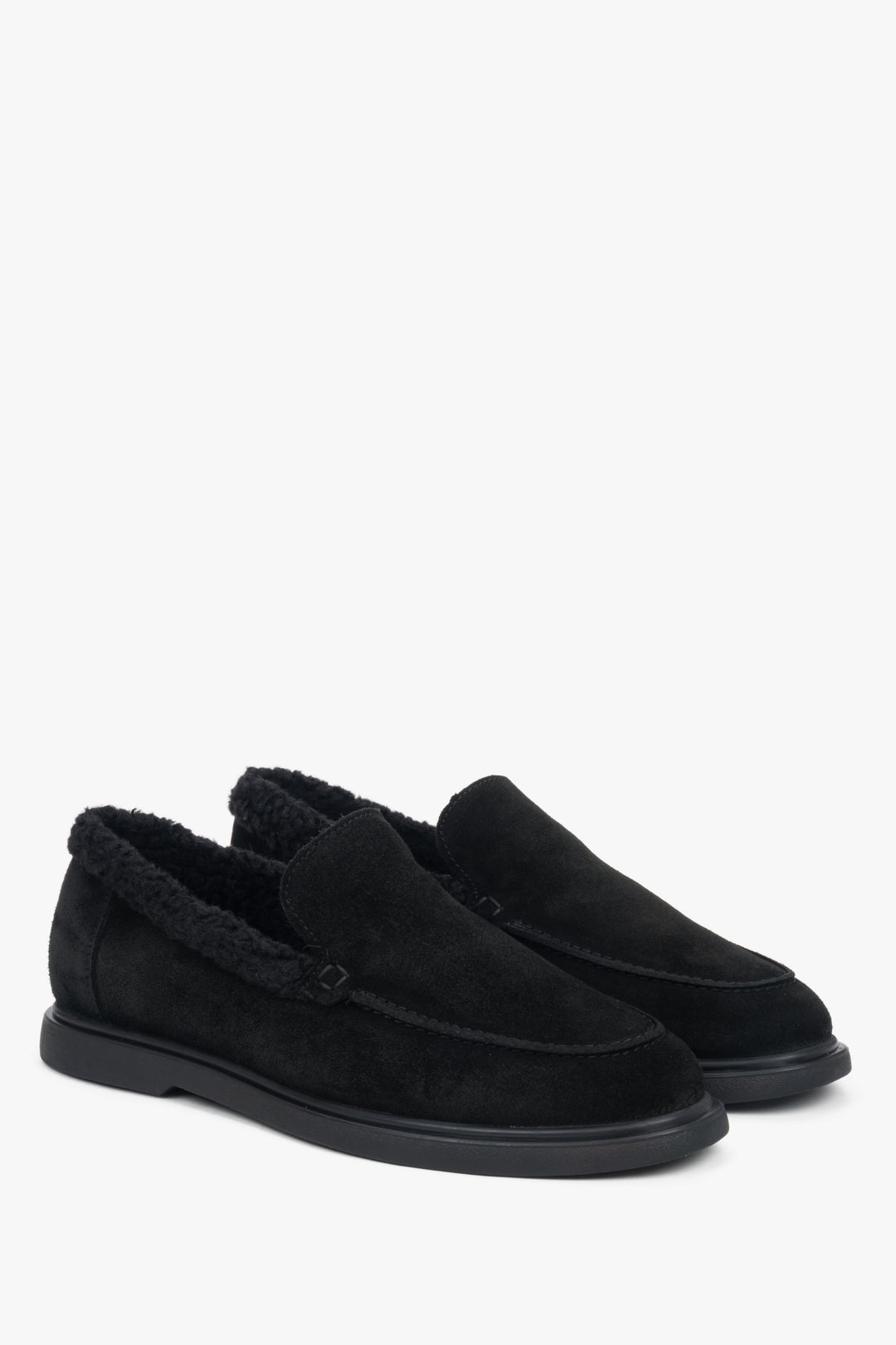 Czarne loafersy damskie na zimę z weluru naturalnego i futrzanym wsadem.