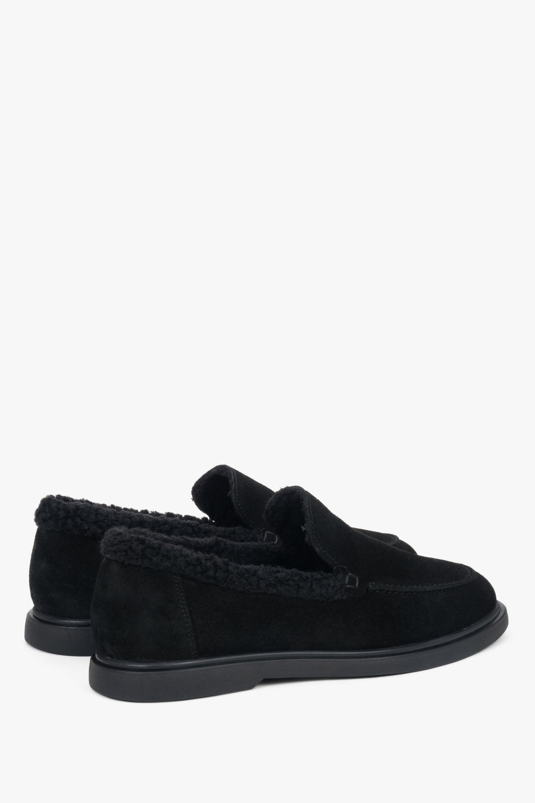 Czarne, zimowe loafersy damskie Estro ER00118203, z weluru naturalnego i z futrzanym wsadem.