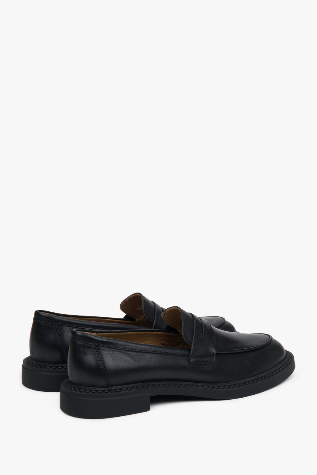 Loafersy damskie typu Penny z włoskiej skóry w kolorze czarnym.