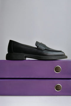 Klasyczne czarne loafersy damskie typu Penny z włoskiej skóry naturalnej Premium Estro ER00117583.