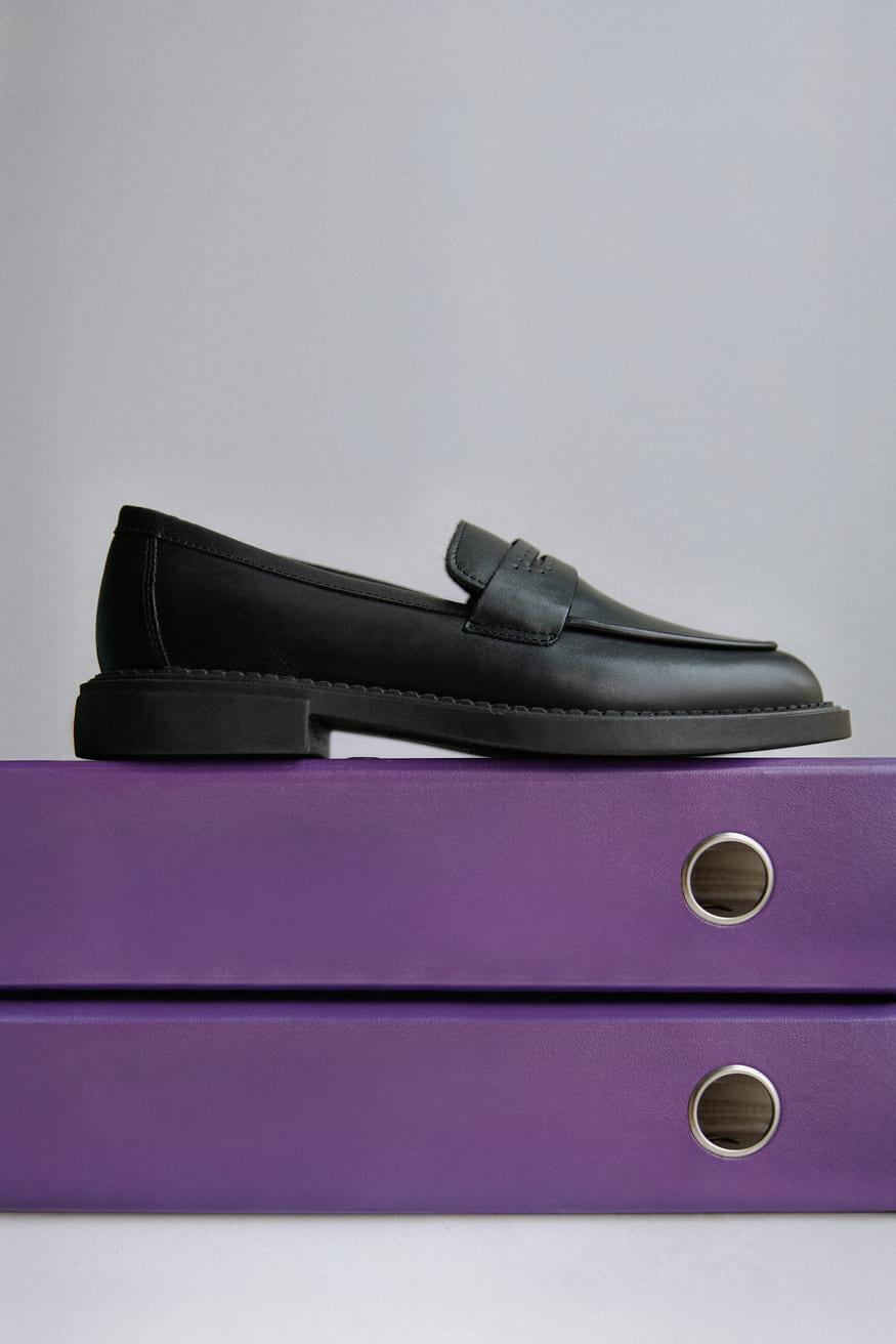 Klasyczne czarne loafersy damskie typu Penny z włoskiej skóry naturalnej Premium Estro ER00117583.