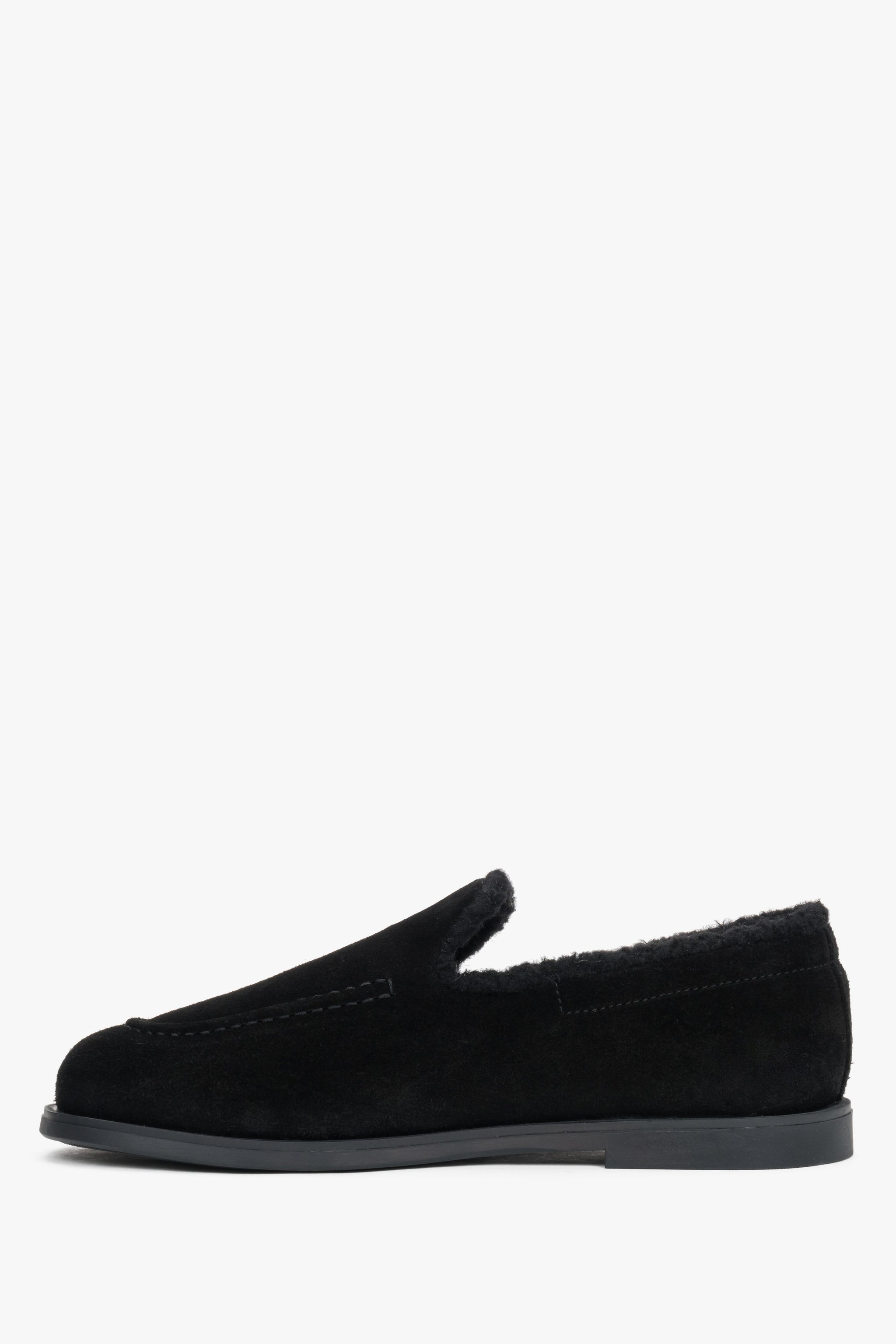 Czarne loafersy damskie z weluru naturalnego ocieplane sztucznym futrem Estro.
