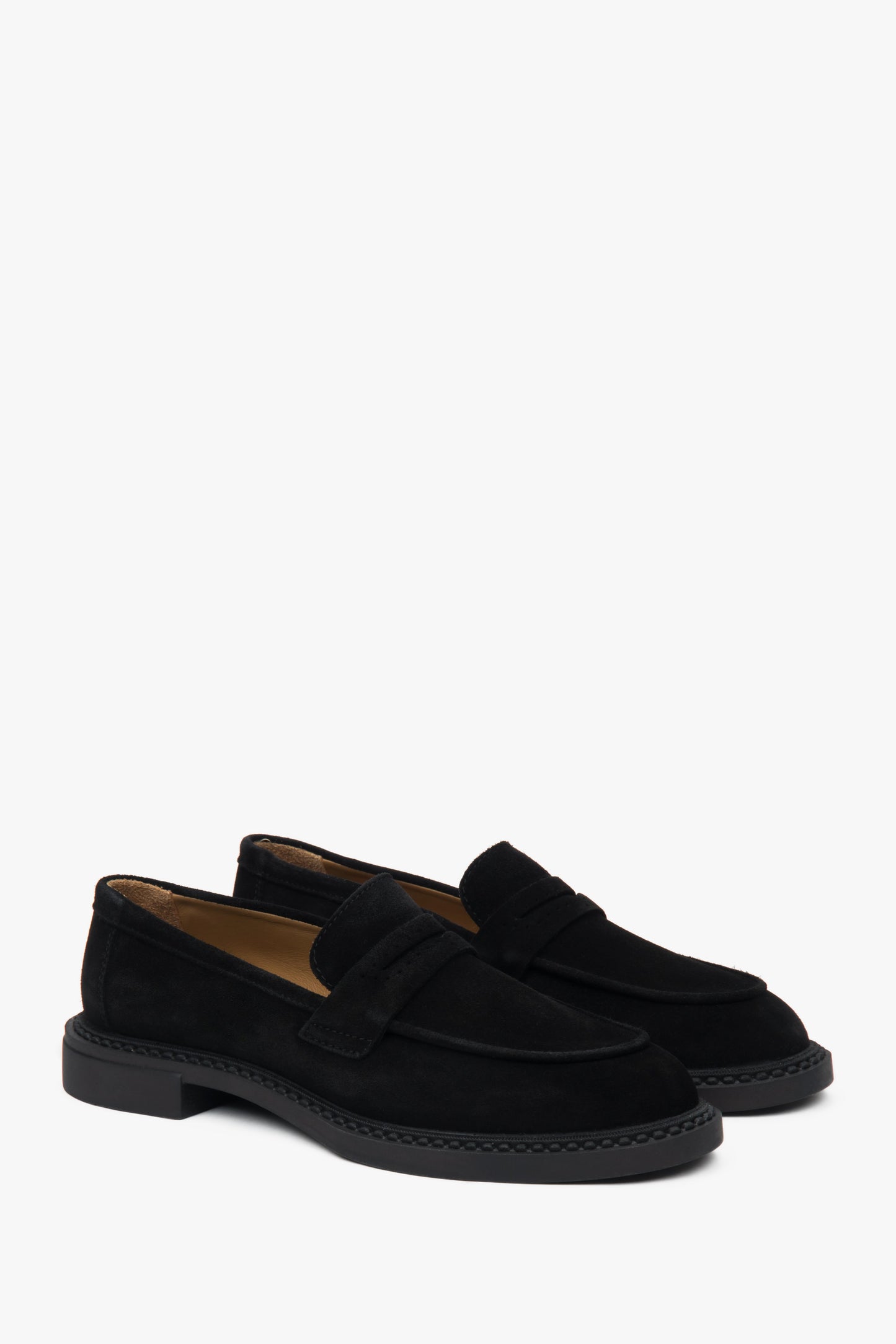 Damskie loafersy Estro w klasycznym czarnym kolorze, wykonane z naturalnego włoskiego weluru.
