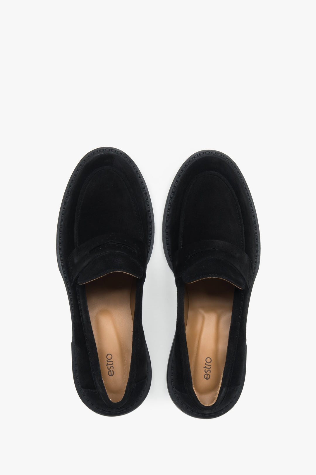 Eleganckie, czarne loafersy damskie marki Estro, których wyjątkowość podkreśla wysokogatunkowy, naturalny zamsz z Włoch.