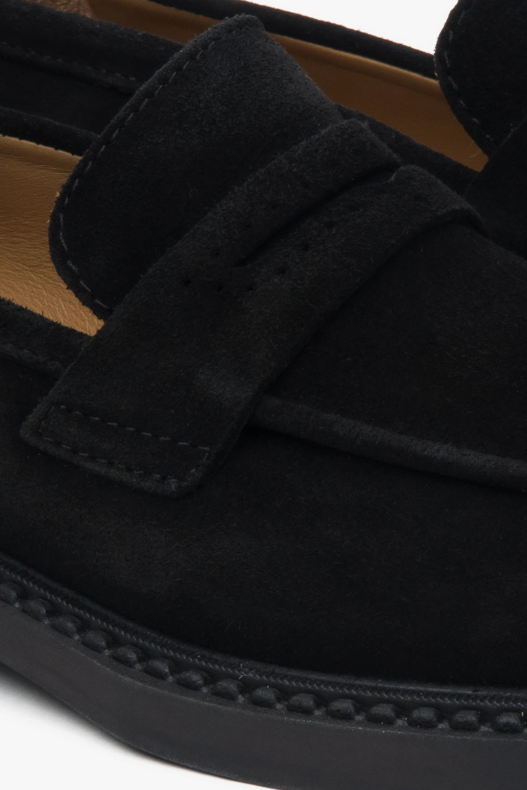 Wygodne i stylowe loafersy damskie Estro w czerni, wykonane z najwyższej klasy włoskiej skóry welurowej.
