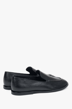 Ze skóry naturalnej, czarne loafersy damskie na płaskiej podeszwie Estro.