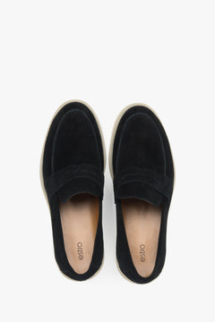 Loafersy z weluru naturalnego Premium marki Estro w czarnej kolorystyce - prezentacja z góry.
