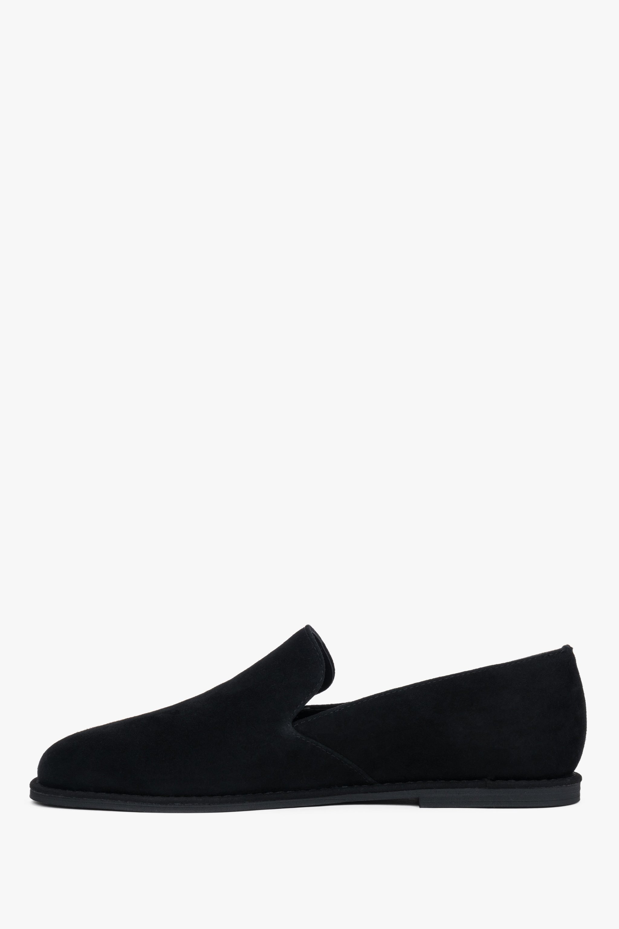 Eleganckie mokasyny damskie Estro typu barefoot wykonane z czarnego weluru.
