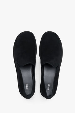 Czarne buty damskie z miękkiej skóry welurowej o fasonie barefoot Estro.
