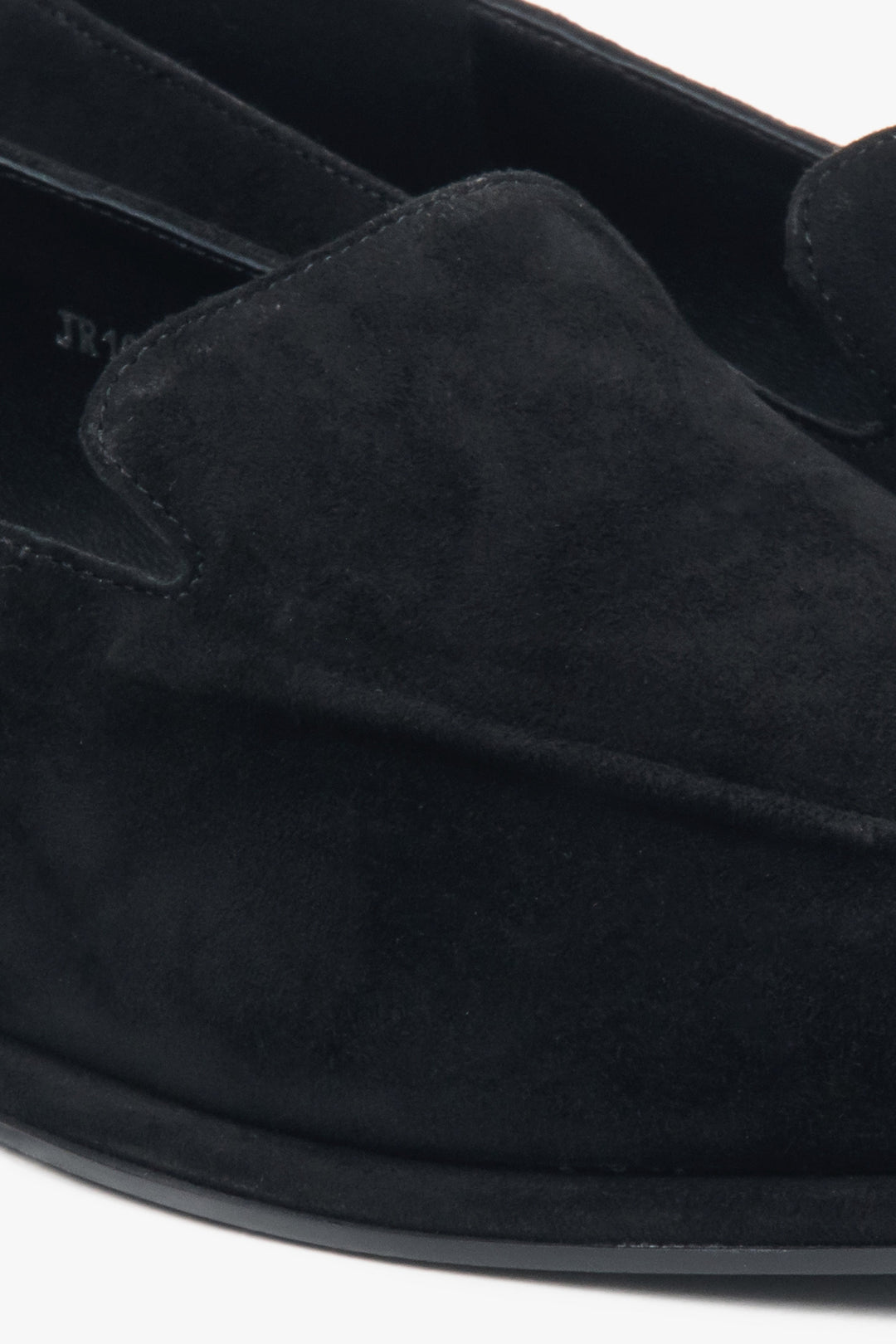 Czarne mokasyny damskie z miękkiego weluru naturalnego.