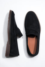 Czarne mokasyny męskie z weluru naturalnego na miękkiej podeszwie Estro ER00119040.