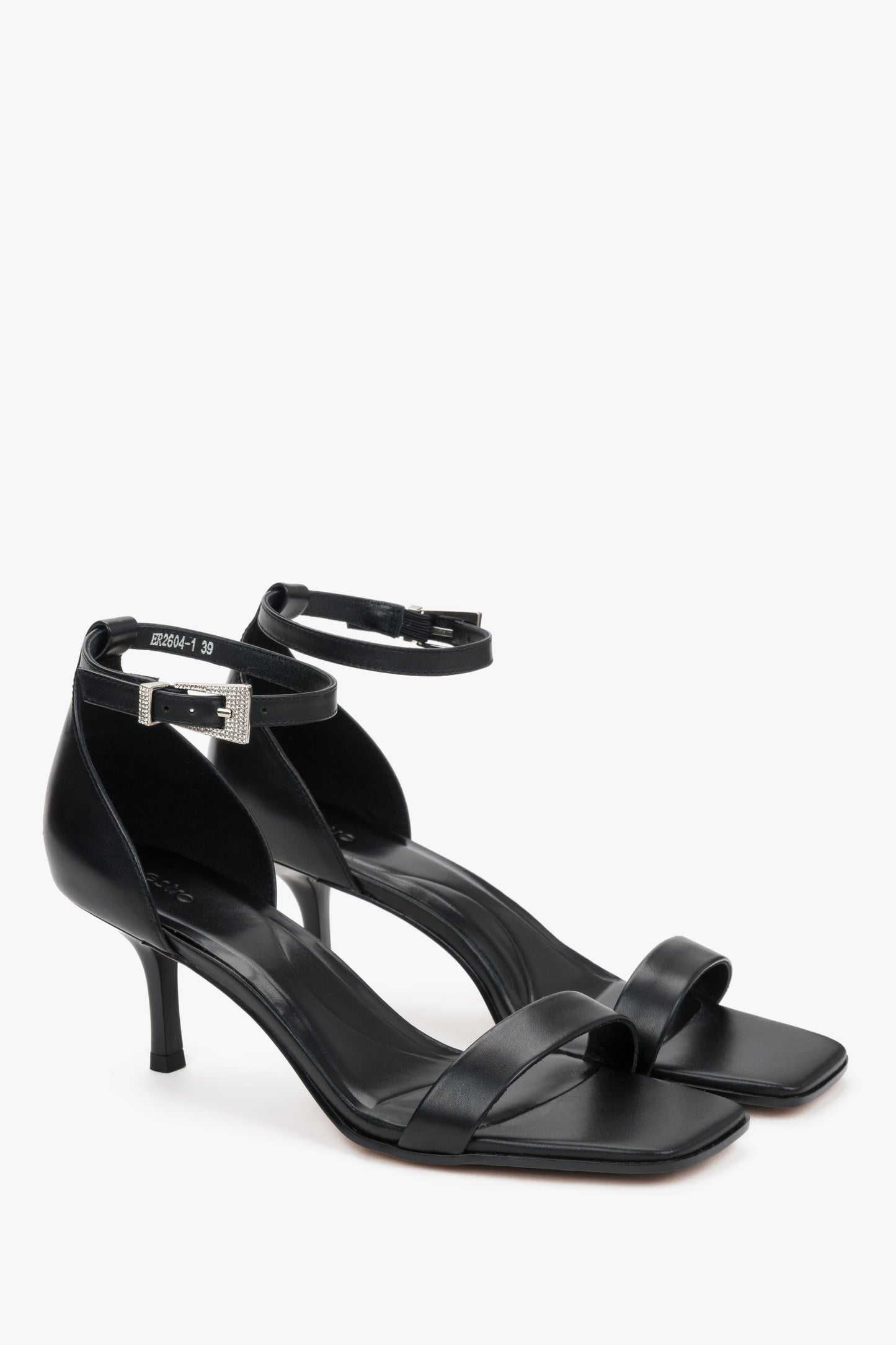 Czarne sandałki damskie na niskim obcasie ze skóry naturalnej.