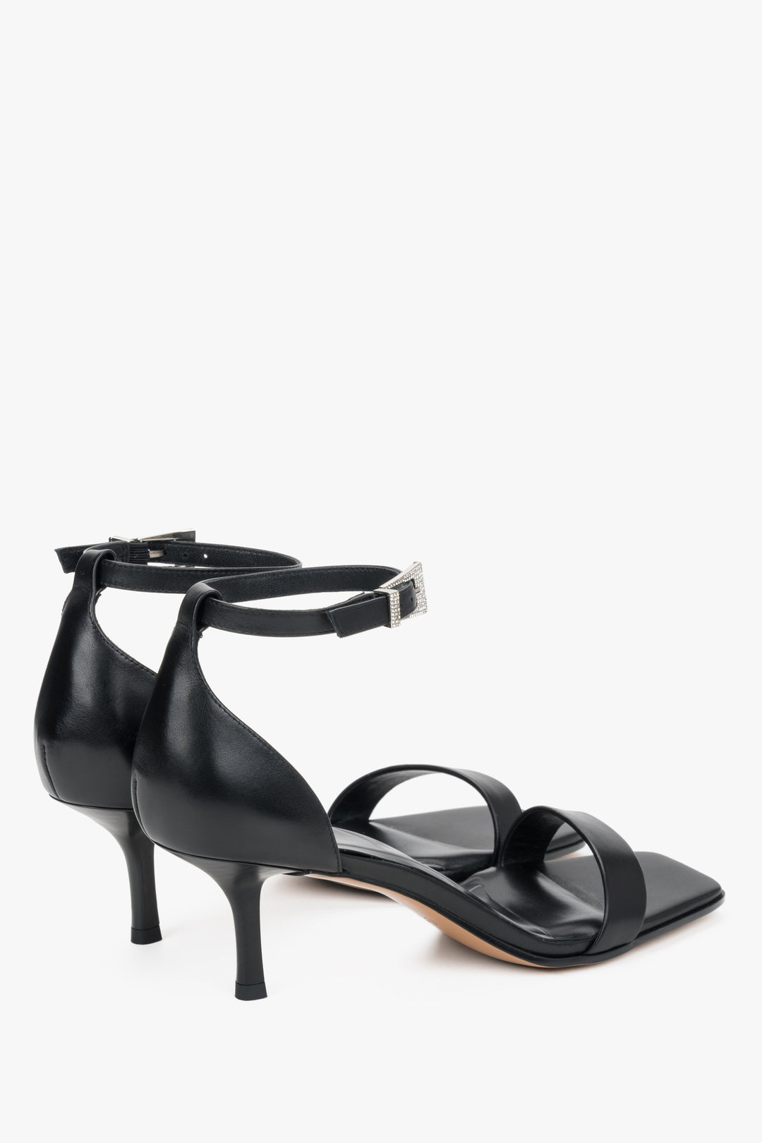 Ze skóry naturalnej, czarne sandałki damskie na niskim obcasie Estro.