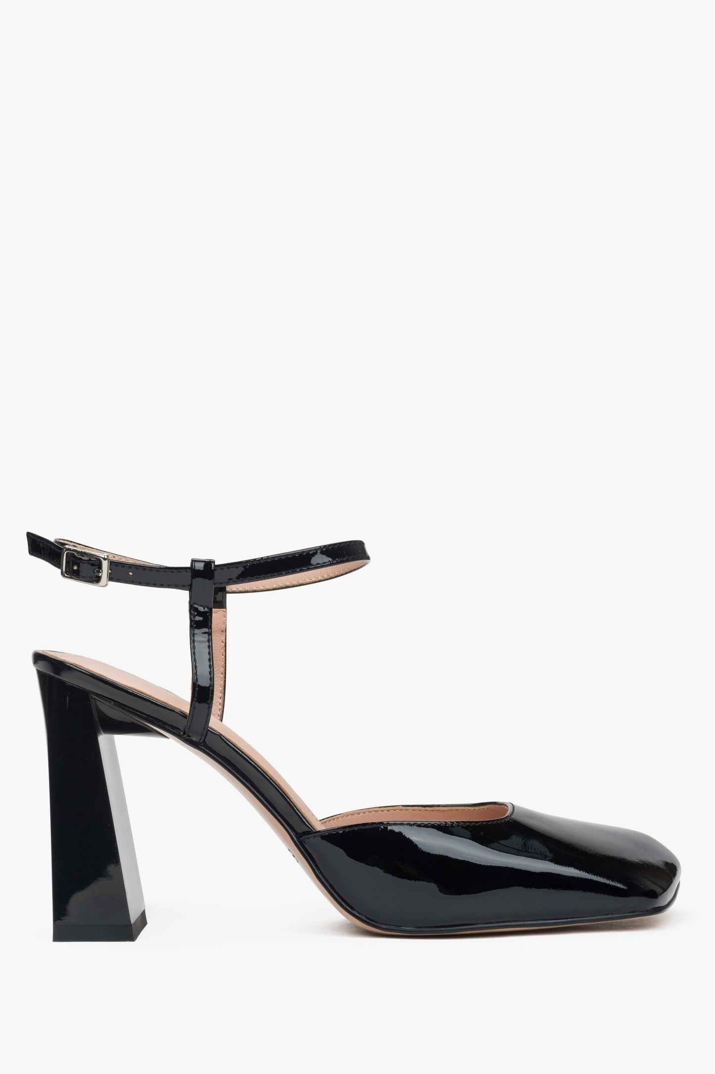 Czarne sandałki damskie na słupku z lakierowanej skóry naturalnej Estro ER00117212.