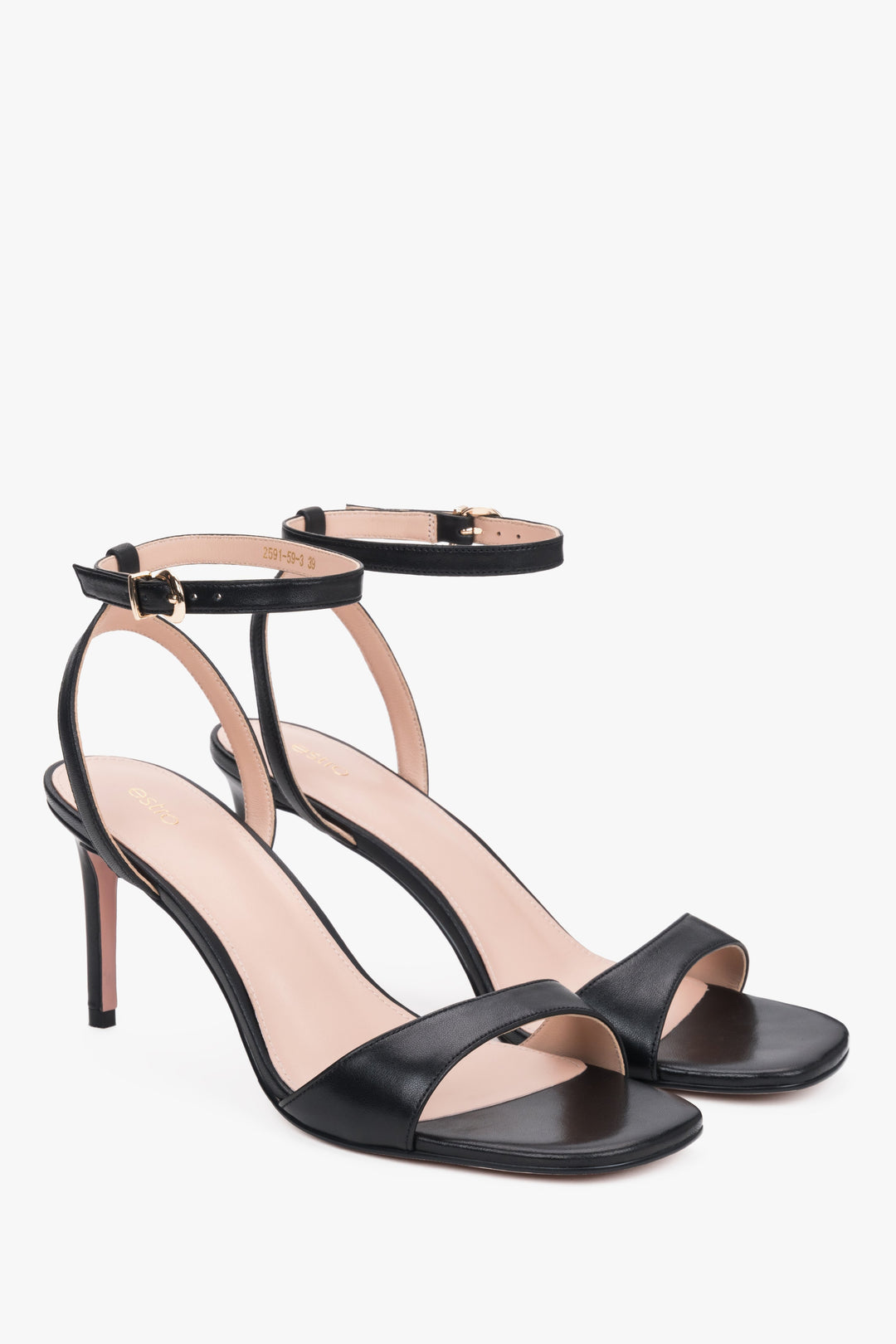 Czarne sandałki damskie na szpilce ze skóry naturalnej.