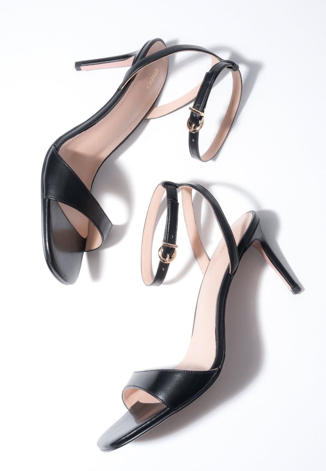 Czarne sandałki damskie na szpilce ze skóry naturalnej Estro ER00119510.