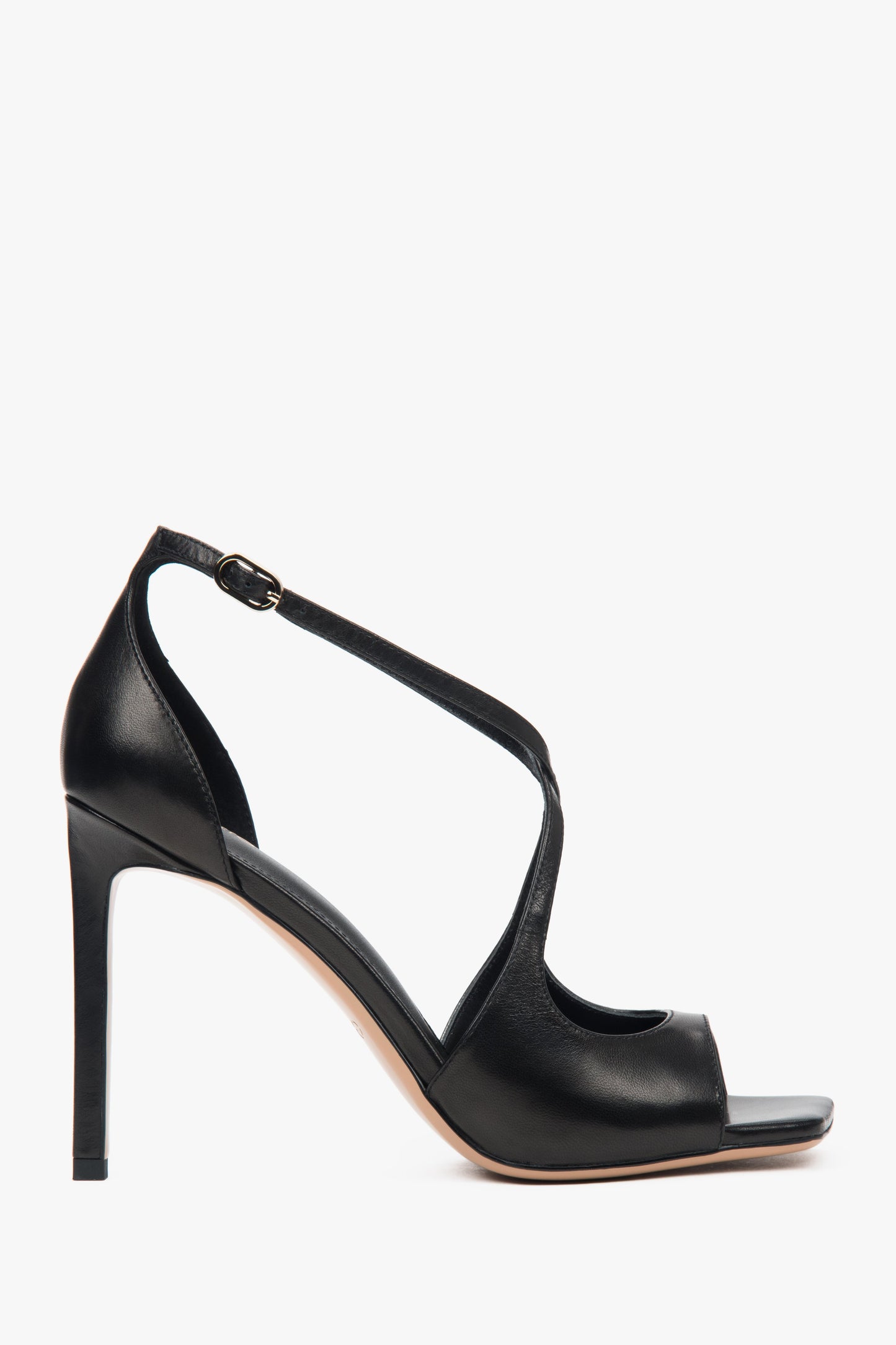 Czarne sandałki damskie na szpilce z ozdobnym zapięciem.