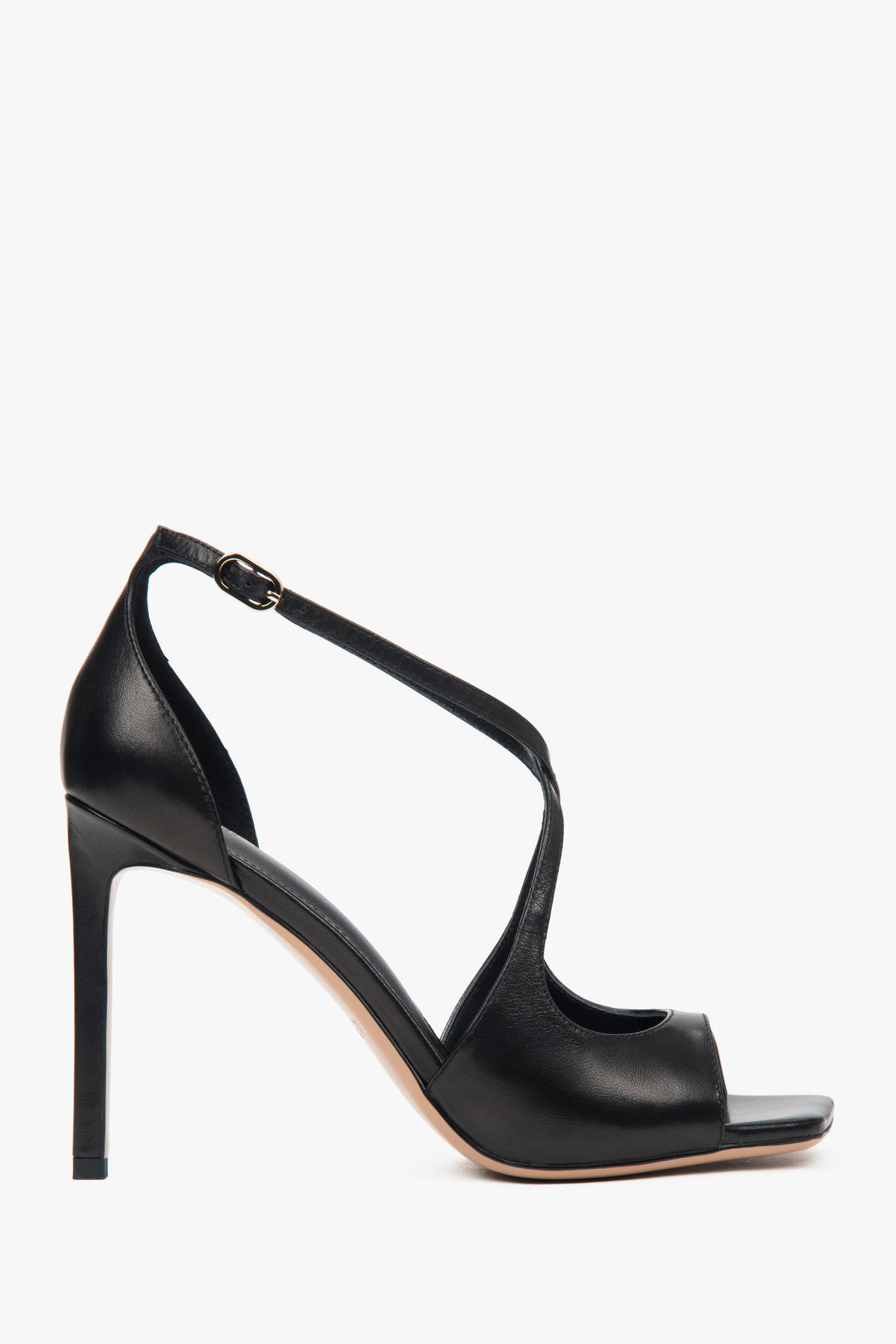 Czarne sandałki damskie na szpilce z ozdobnym zapięciem.