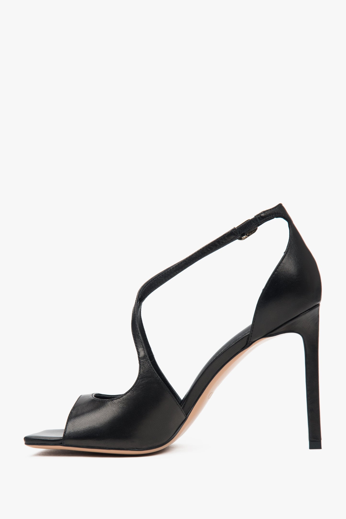 Damskie czarne sandałki na szpilce z ozdobnym zapięciem Estro.