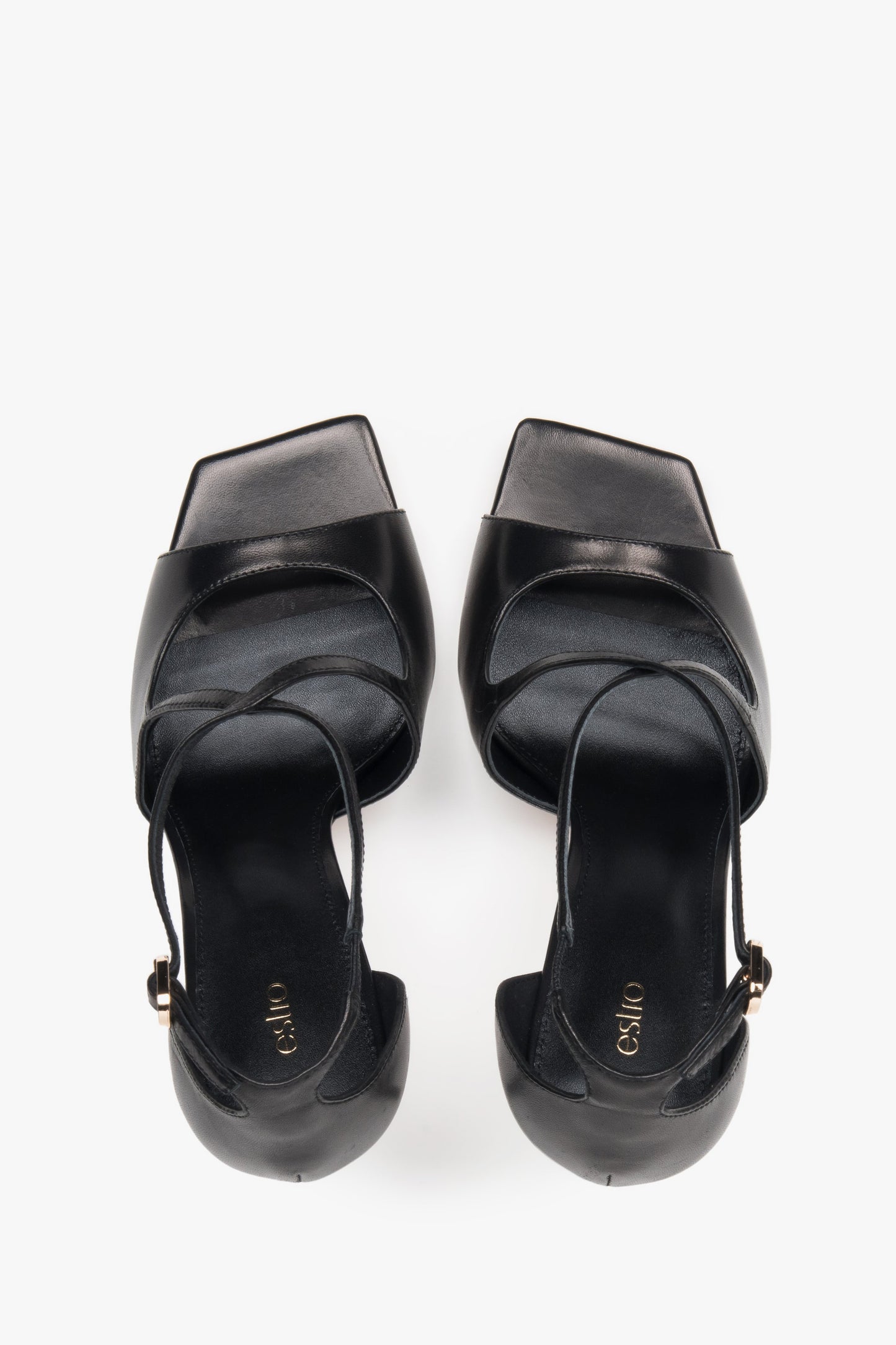 Sandałki damskie na szpilce Estro, czarne, z ozdobnym zapięciem.