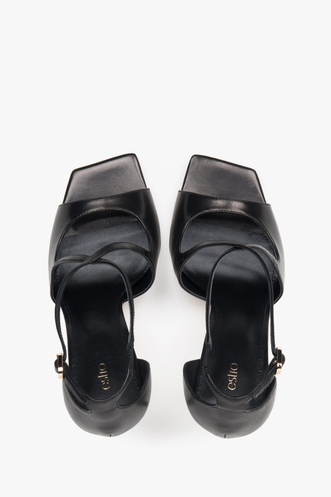 Sandałki damskie na szpilce Estro, czarne, z ozdobnym zapięciem.